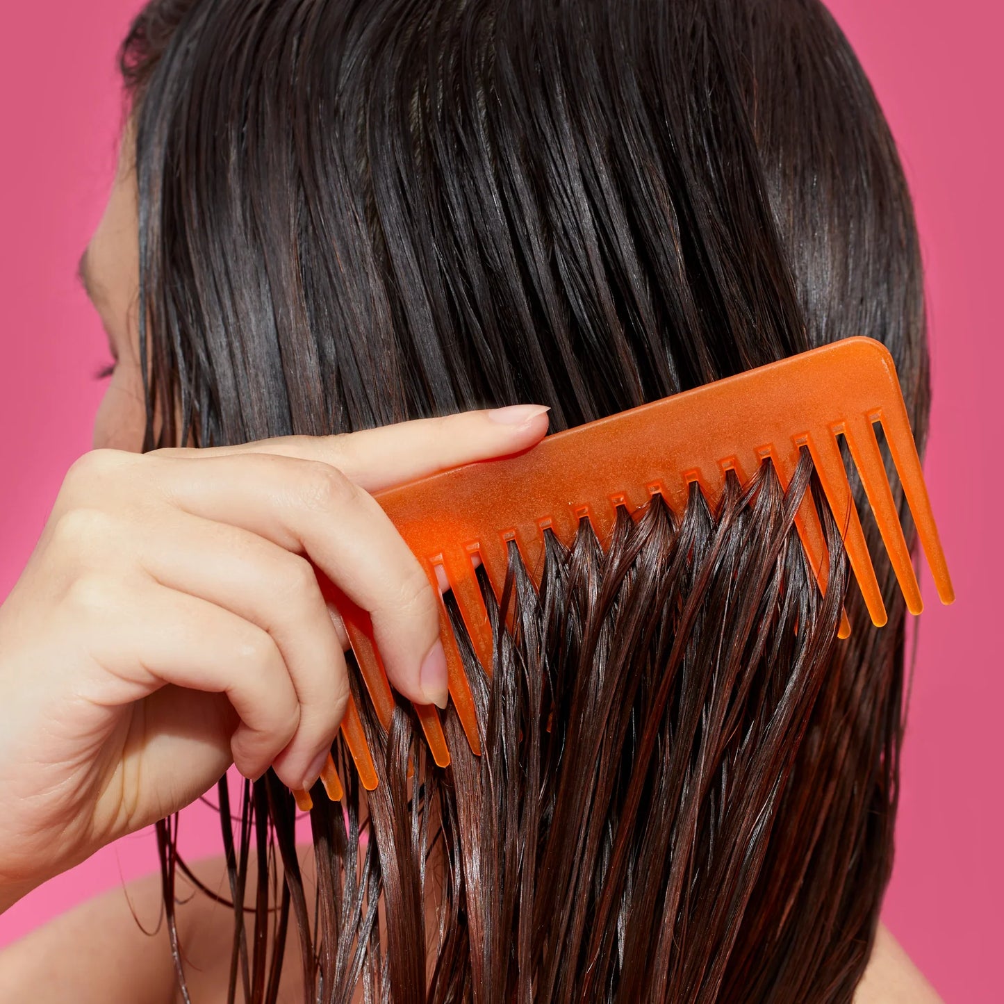 AMIKA The Wizard Silicone-Free Detangling Primer in use